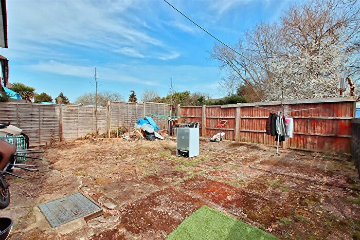 2 Bedroom Flat For Sale In Eldon Avenue, Borehamwood, WD6