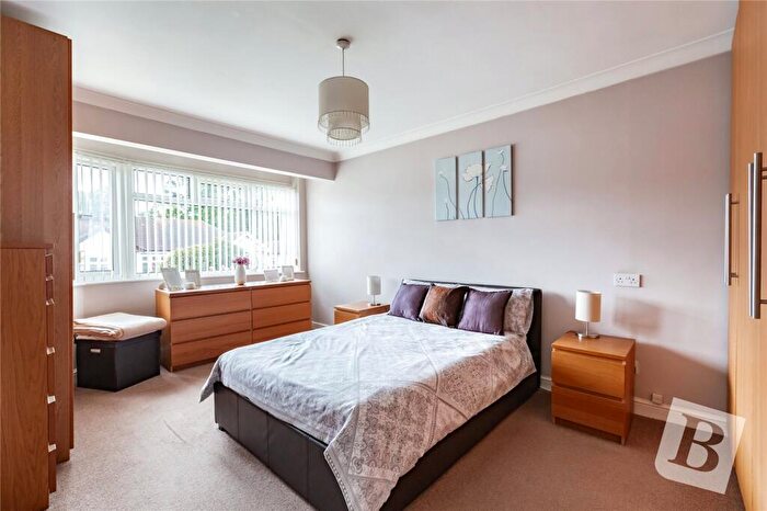 3 Bedroom Bungalow For Sale In Derby Avenue, Upminster, RM14