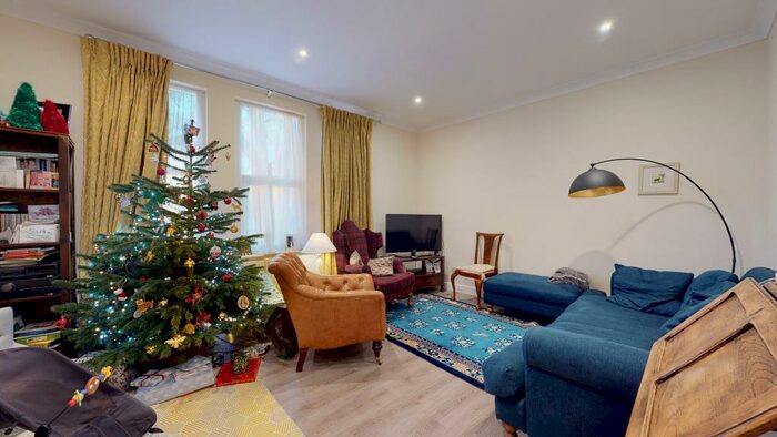 3 Bedroom Ground Flat To Rent In Wood Street, E17