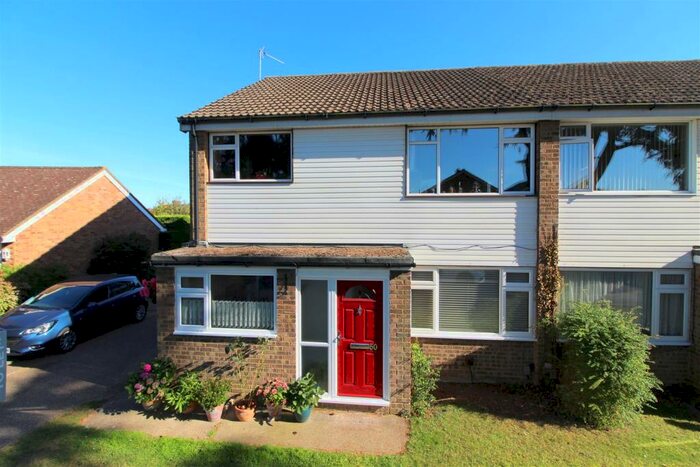 2 Bedroom Maisonette To Rent In Cuckmans Drive Chiswell Green St Albans Herts, AL2