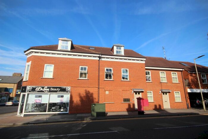 1 Bedroom Flat To Rent In Avenue Road, Warley, Brentwood, CM14
