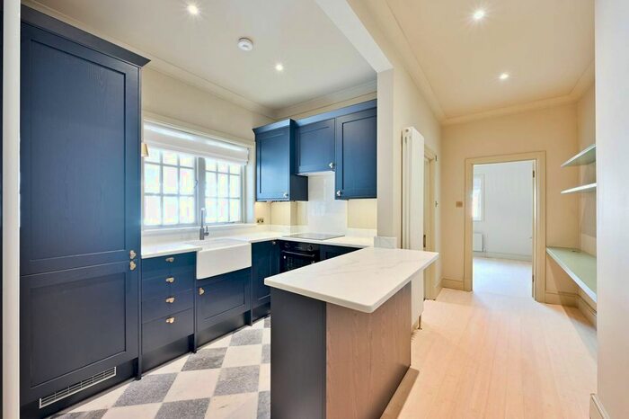 2 Bedroom Flat To Rent In Oakhill Road, Putney, London, SW15