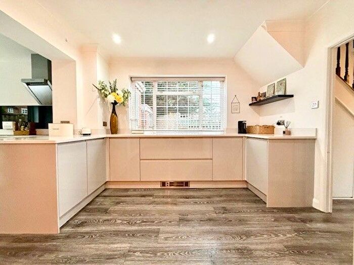 4 Bedroom Flat To Rent In Roydon Close, Loughton, IG10