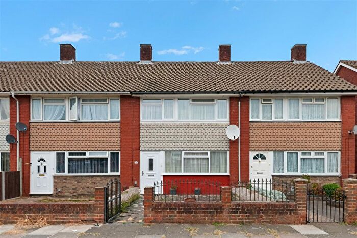 3 Bedroom Terraced House For Sale In Lynton Walk, Hayes, UB4