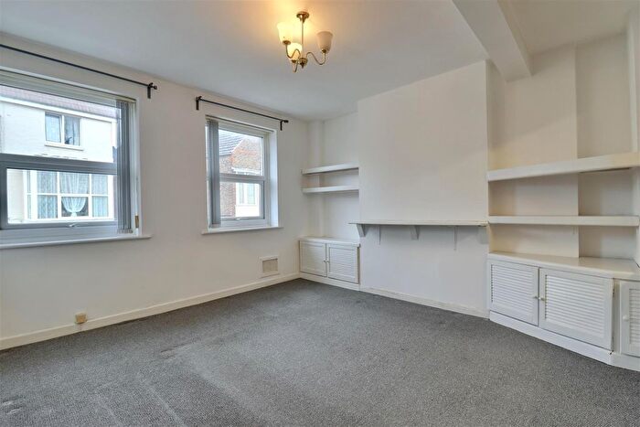 2 Bedroom Flat For Sale In Clarendon Road, Southsea, PO4