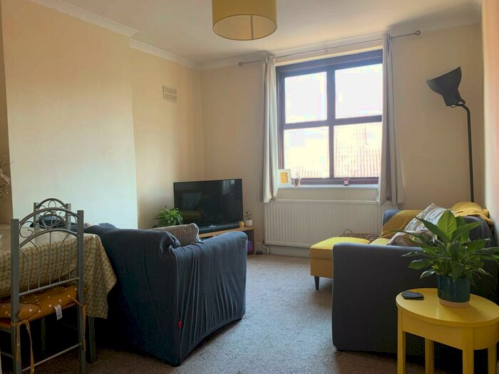 3 Bedroom Maisonette To Rent In Cleveland Way, E1