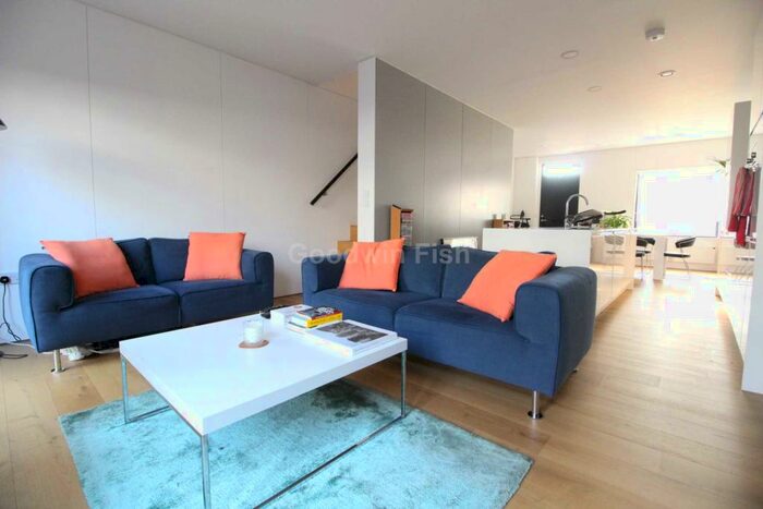 2 Bedroom House To Rent In Springfield Lane, Salford, M3