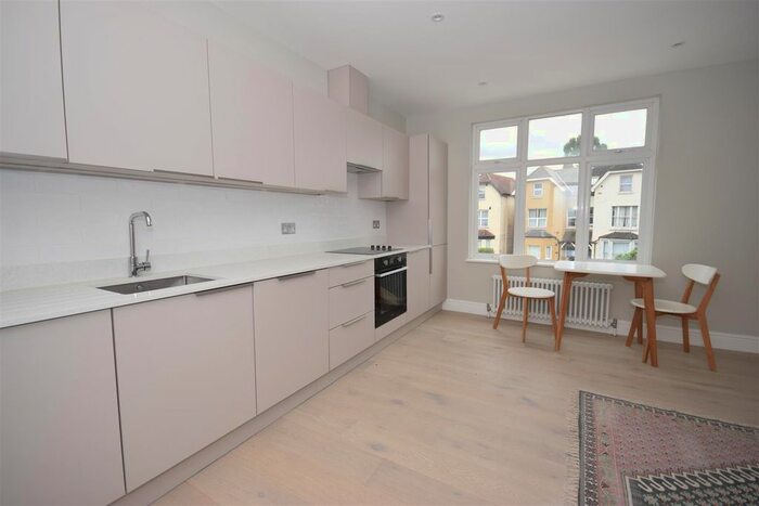 2 Bedroom Flat To Rent In Queens Road, London, SW19