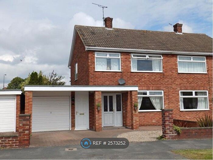 3 Bedroom Semi-Detached House To Rent In Yarburgh Way, York, YO10