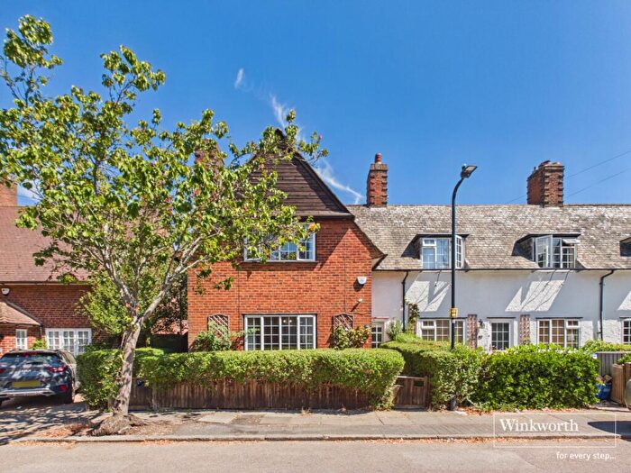3 Bedroom End Of Terrace House For Sale In Roe Lane, Kingsbury, London, NW9