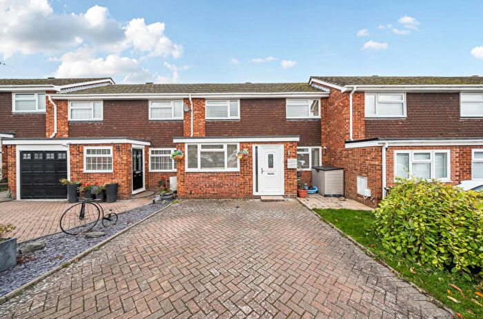 3 Bedroom Terraced House For Sale In Englands Avenue, Dunstable, Bedfordshire, LU6
