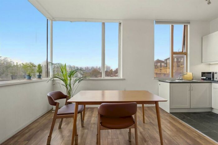 2 Bedroom Apartment To Rent In Evelyn Road, Britannia Village, E16