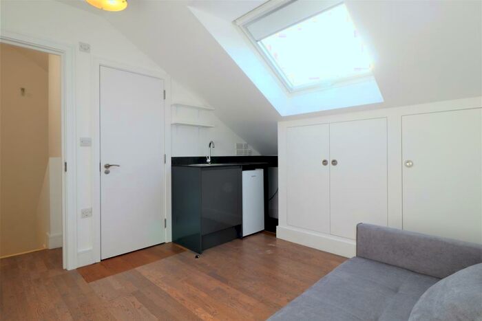 Studio To Rent In Church Terrace, London, NW4