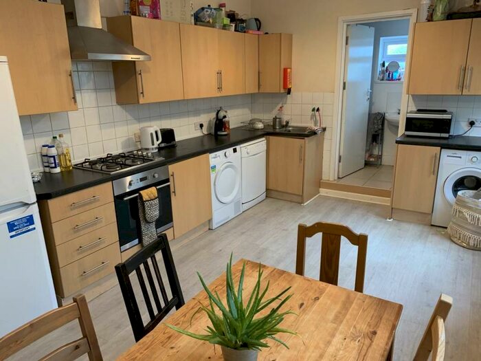4 Bedroom House To Rent In Tewkesbury Street, Cathays, Cardiff, CF24