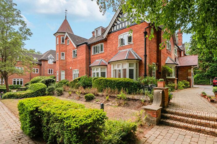 2 Bedroom Flat For Sale In Lefroy Park, Fleet, Hampshire, GU51