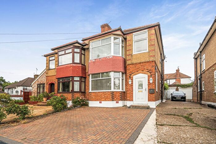 3 Bedroom Semi-Detached House For Sale In Knoll Drive, London, N14