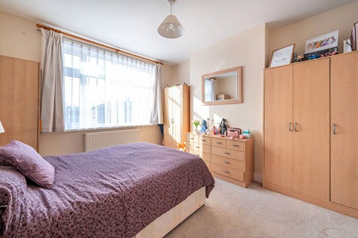 2 Bedroom Flat For Sale In Fairlop Court, Leytonstone, London, E11