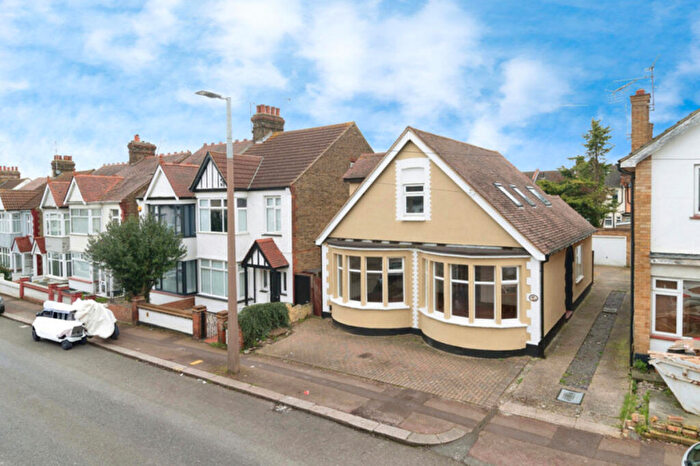 4 Bedroom Detached House For Sale In Westbourne Grove, Westcliff-on-sea, SS0