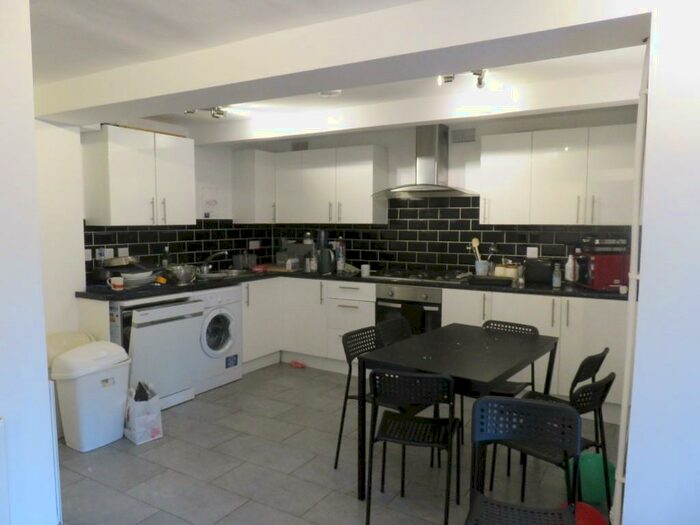 7 Bedroom Semi-Detached House To Rent In Harrington Drive, Nottingham, NG7