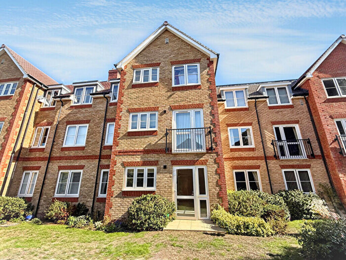 1 Bedroom Flat For Sale In Fitzalan Road, Littlehampton, BN17
