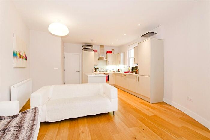 3 Bedroom Apartment To Rent In Essex Road, Angel, Islington, London, N1