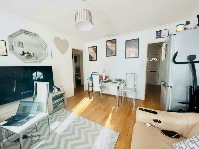 2 Bedroom Apartment To Rent In Sydenham Road, CR0