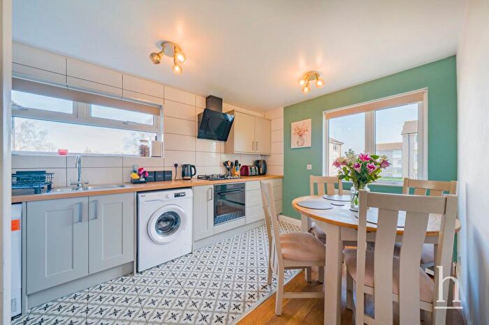 2 Bedroom Flat For Sale In Cornwall Court, Wirral, CH63