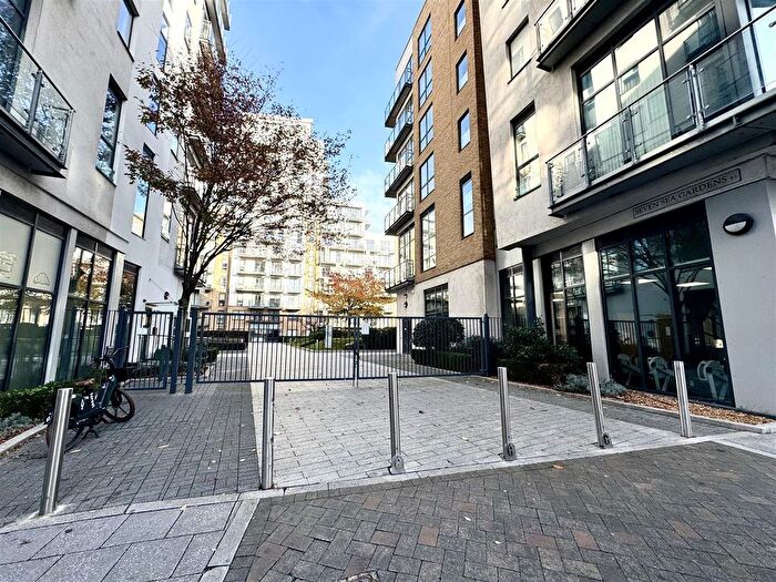 2 Bedroom Flat To Rent In Yeo Street, London, E3