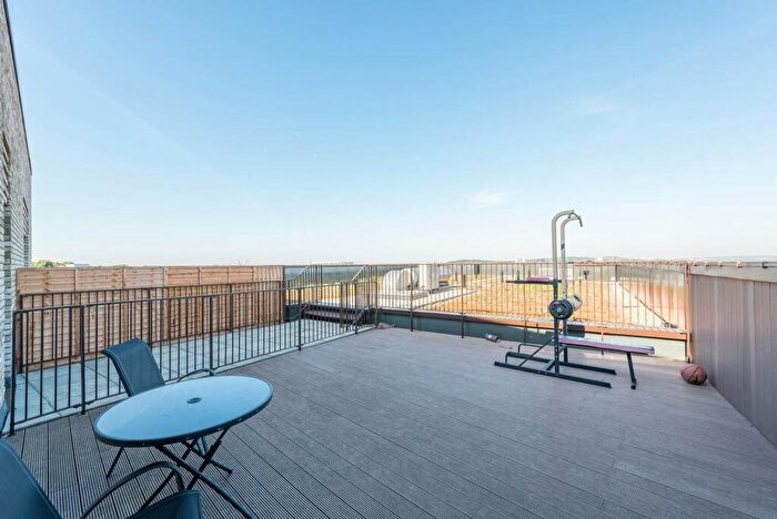 2 Bedroom Flat To Rent In Lakeside Drive, Park Royal, London, NW10