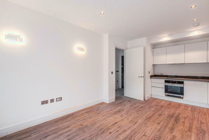 2 Bedroom Apartment To Rent In Newbury, Berkshire, RG14