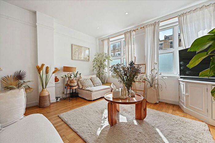 3 Bedroom Flat For Sale In Boscombe Road, Shepherd's Bush, W12