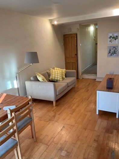 2 Bedroom Flat To Rent In Bolingbroke Grove, Clapham, SW11