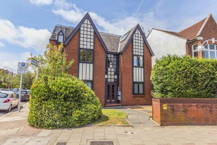 2 Bedroom Flat To Rent In St. Margarets Road, St Margarets, Twickenham, TW1