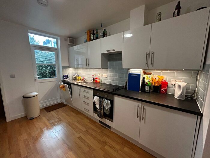 2 Bedroom Flat To Rent In Brading Road, Brighton, BN2