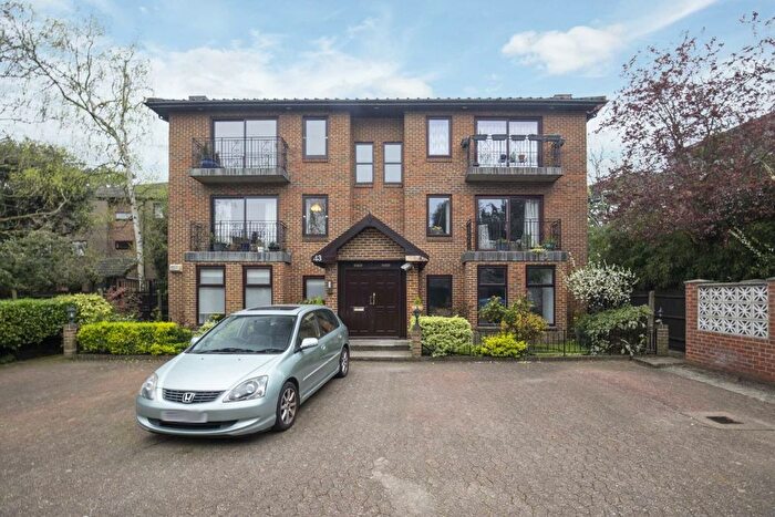 3 Bedroom Flat To Rent In Edge Hill, London, SW19