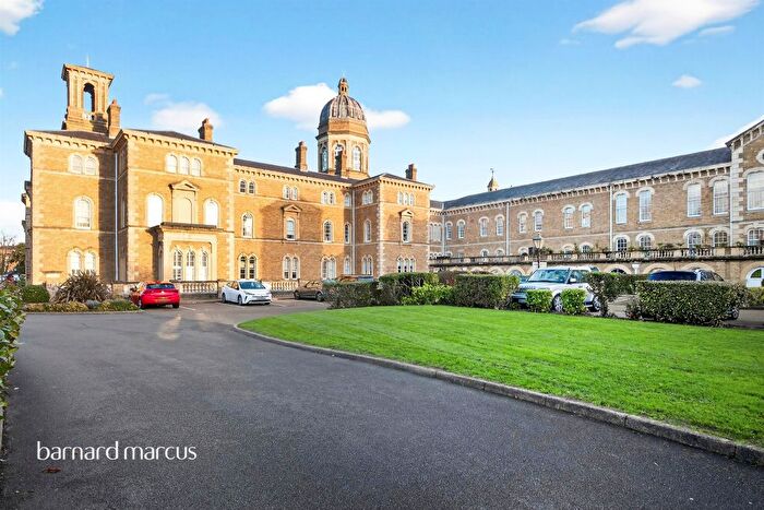2 Bedroom Flat For Sale In Royal Drive, London, N11