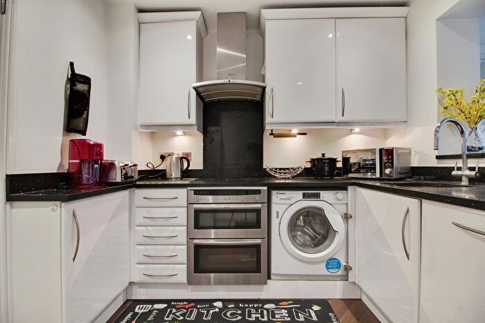 2 Bedroom Terraced House For Sale In North Road, Hoddesdon, EN11