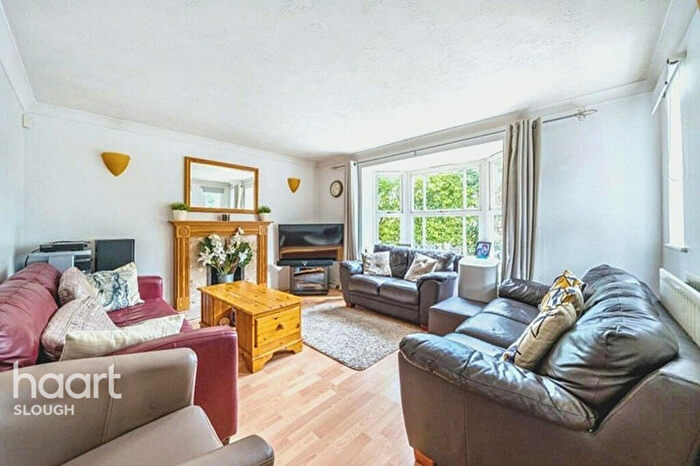 4 Bedroom Detached House For Sale In Moor Furlong, Slough, SL1