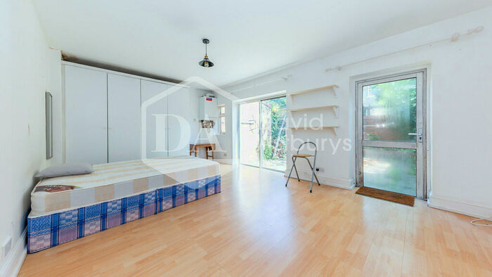 Apartment To Rent In Blackstock Road, Finsbury Park, London, N4