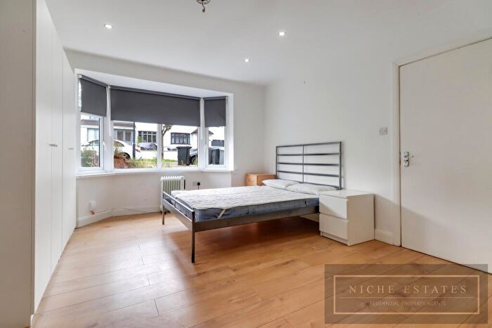 1 Bedroom House Of Multiple Occupation To Rent In West Hill, Wembley, London, - Ensuite Bedsit Council Tax And Water Inc, HA9
