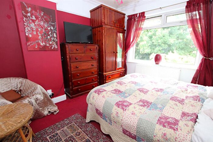 3 Bedroom Semi-Detached House For Sale In Willowfield Crescent, Bradford, BD2