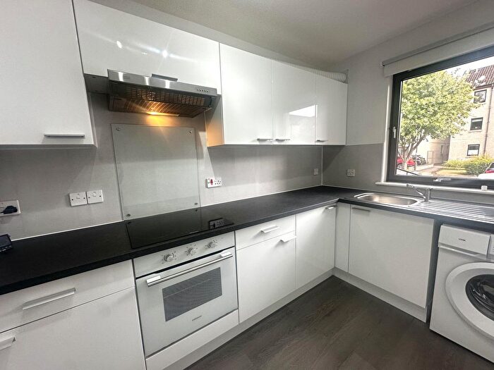 2 Bedroom Flat To Rent In G/ Chalfont, Gracefield Court, EH21