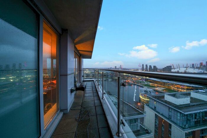 2 Bedroom Apartment To Rent In The Oxygen Apartments, Royal Victoria Dock, E16