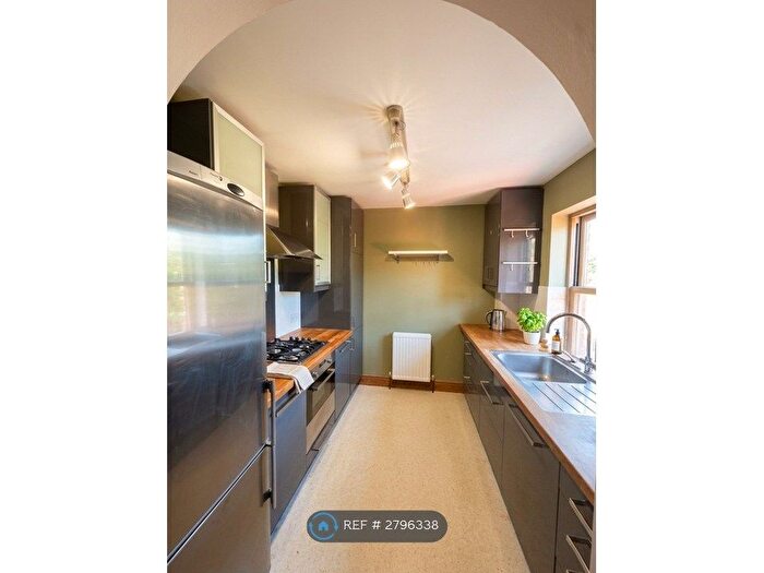 3 Bedroom Maisonette To Rent In Albert Road, Wokingham, RG40