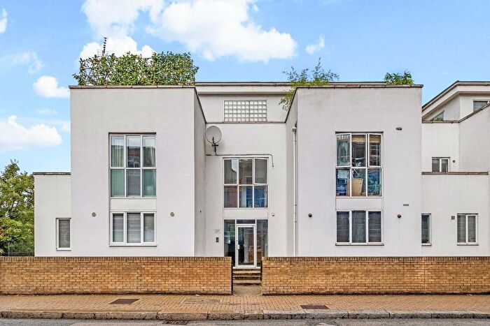 2 Bedroom Flat To Rent In Penwith Road, London, SW18