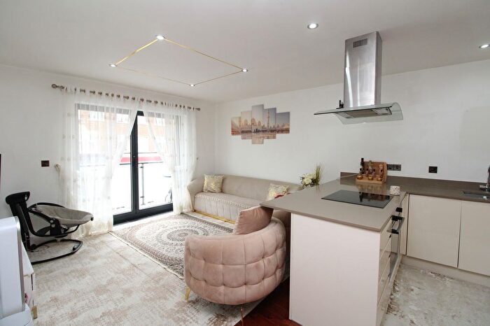 2 Bedroom Flat To Rent In Bellegrove Road, Welling, Kent, DA16