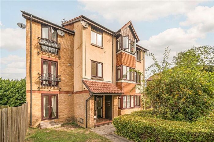 1 Bedroom Flat To Rent In Oak Apple Court, Grove Park, SE12