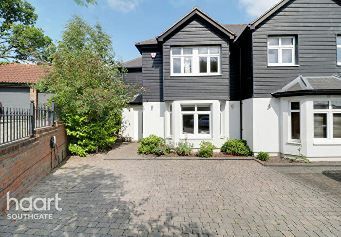 3 Bedroom Semi-Detached House For Sale In Postern Green, Enfield, EN2