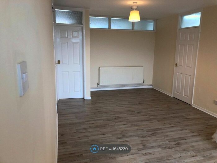 3 Bedroom Flat To Rent In Sandringham Road, Stourbridge, DY8