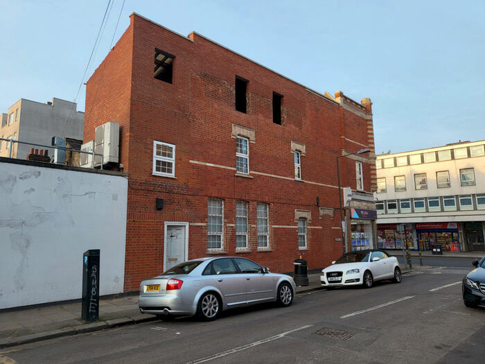 3 Bedroom Flat To Rent In Langdale Avenue, Mitcham, Surrey, CR4